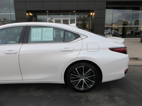 Used 2025 Lexus ES 300h w/ Premium Package image 4