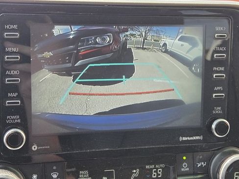 Used 2021 Toyota Highlander L AWD/4WD image 9