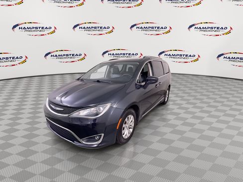 Used 2019 Chrysler Pacifica Touring-L FWD image 4