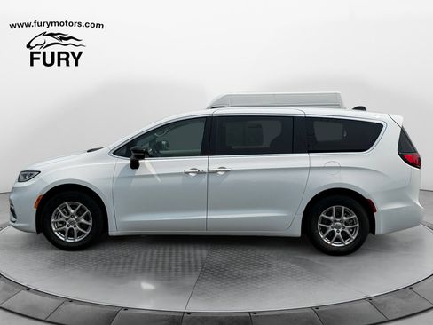 Used 2024 Chrysler Pacifica Touring-L FWD image 7