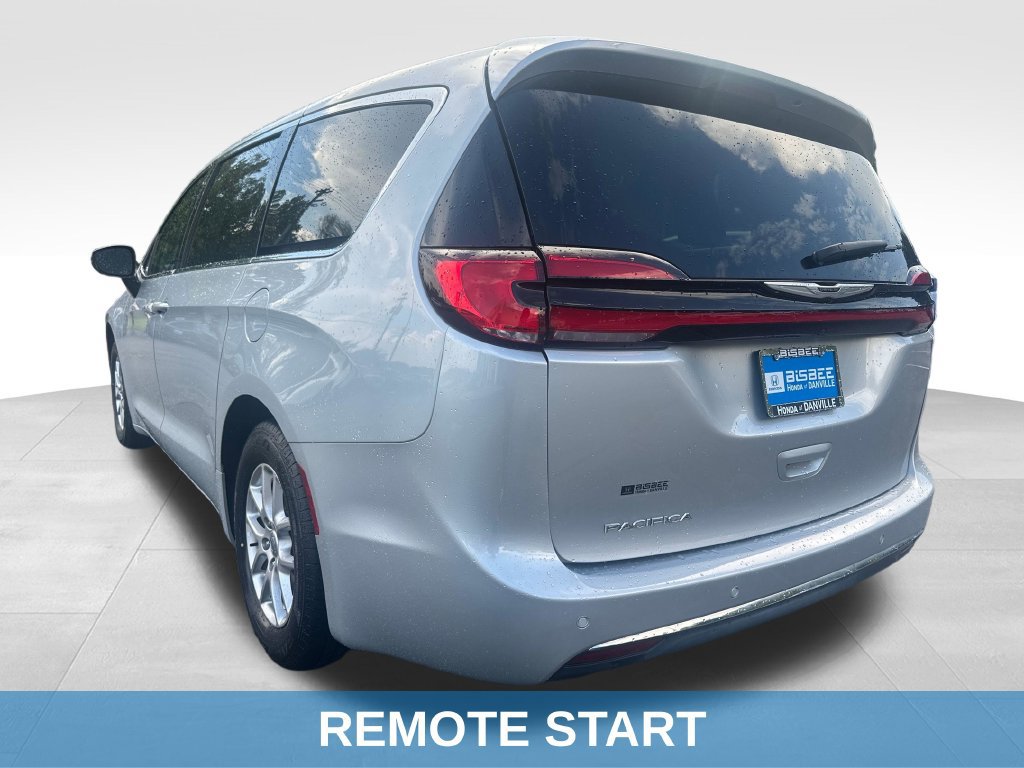 Used 2024 Chrysler Pacifica Touring-L FWD image 4