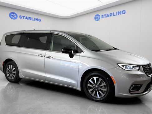 Used 2024 Chrysler Pacifica Select image 13