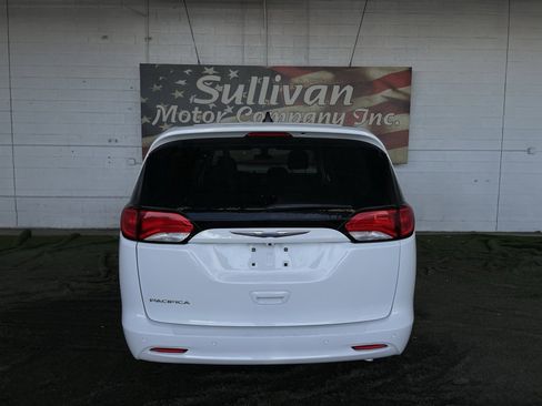 Used 2018 Chrysler Pacifica L image 4