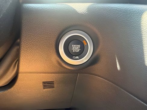 Used 2025 Chrysler Voyager LX FWD image 14