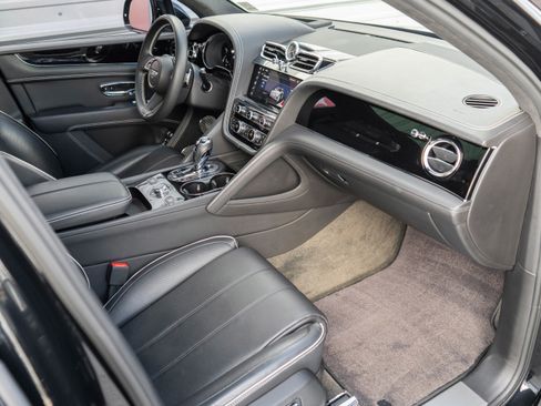 Used 2022 Bentley Bentayga AWD/4WD image 35