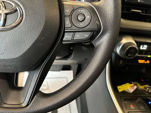 Used 2022 Toyota RAV4 XLE AWD/4WD image 12