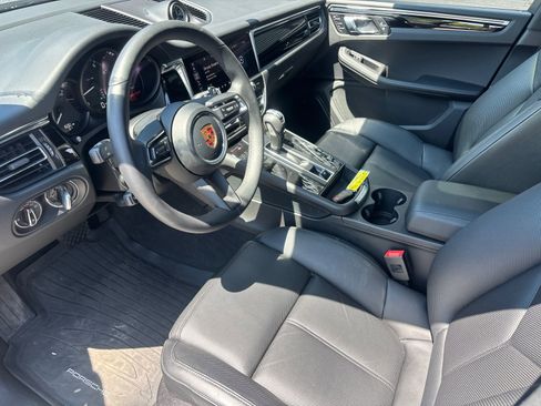 Certified 2025 Porsche Macan AWD/4WD image 3