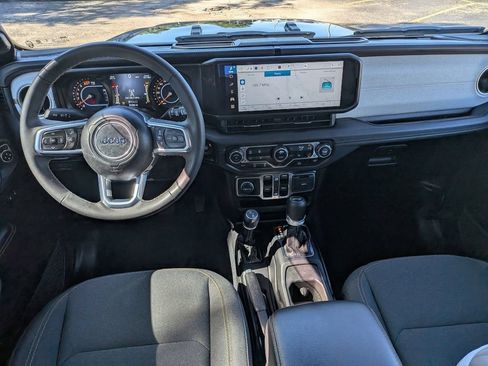 Used 2025 Jeep Wrangler Unlimited Sahara AWD/4WD image 21