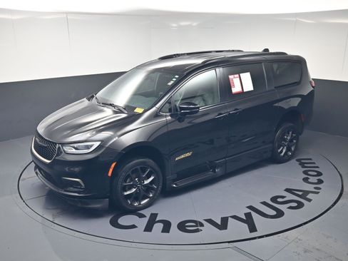 Used 2022 Chrysler Pacifica Touring-L w/ S Appearance Package image 20