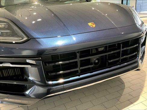 Used 2025 Porsche Cayenne GTS image 33