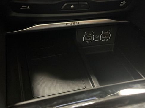Used 2023 Chrysler Pacifica Pinnacle FWD image 33