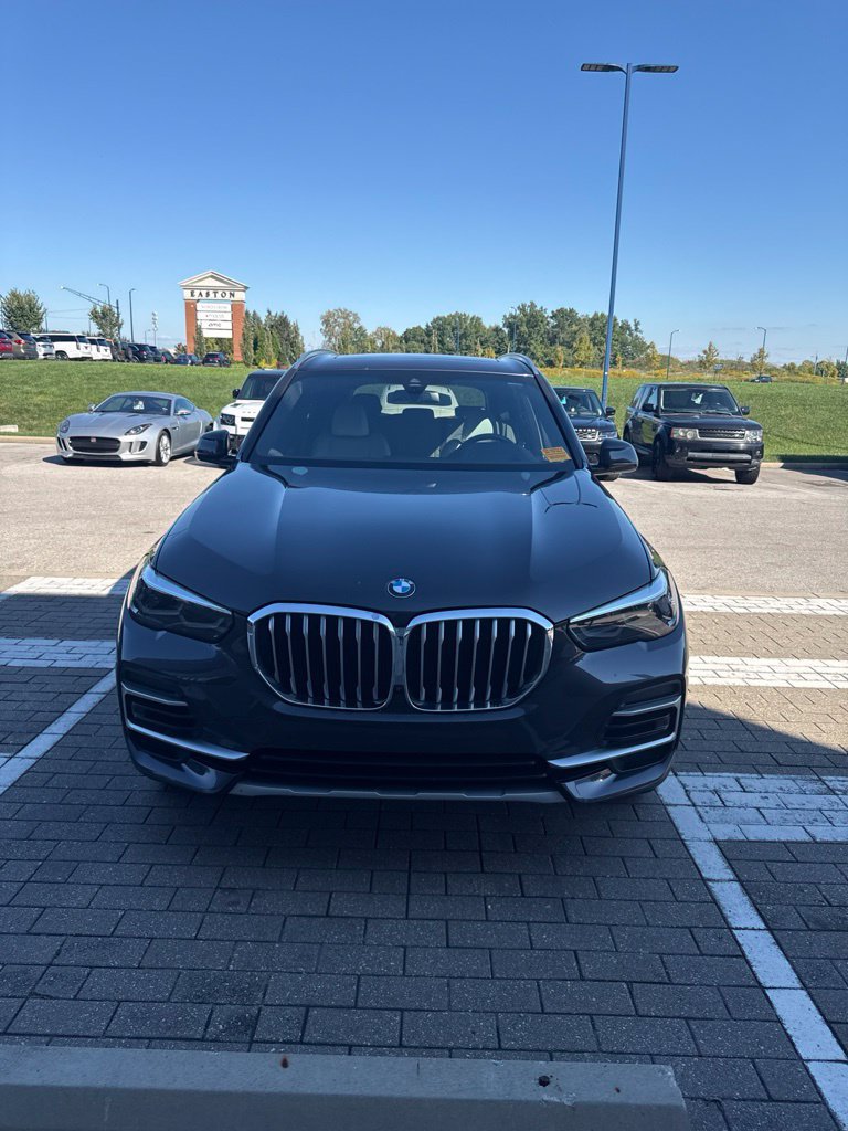 Used 2023 BMW X5 xDrive40i w/ Premium Package AWD/4WD image 2