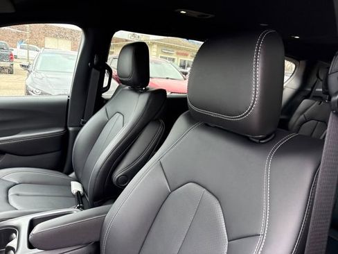 New 2026 Chrysler Pacifica Select image 9