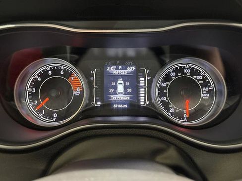 Used 2019 Jeep Cherokee Latitude w/ Popular Appearance Group AWD/4WD image 9
