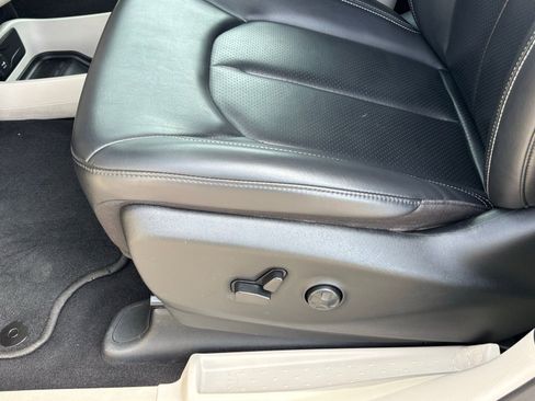 Used 2023 Chrysler Pacifica Touring-L FWD image 18