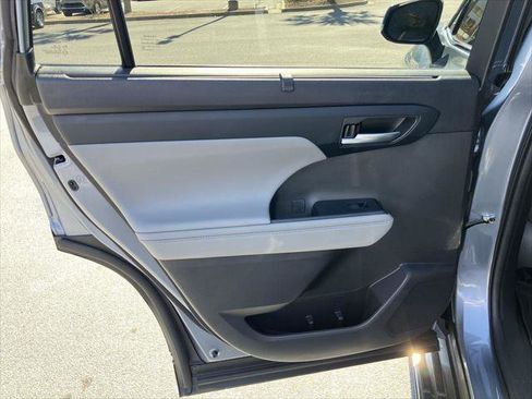 Certified 2023 Toyota Highlander XLE image 22