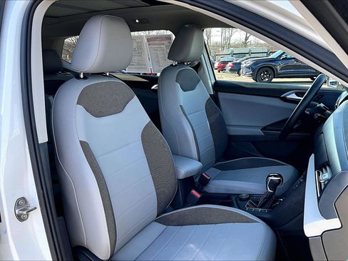 Used 2022 Volkswagen Taos SE w/ Panoramic Sunroof Package image 7