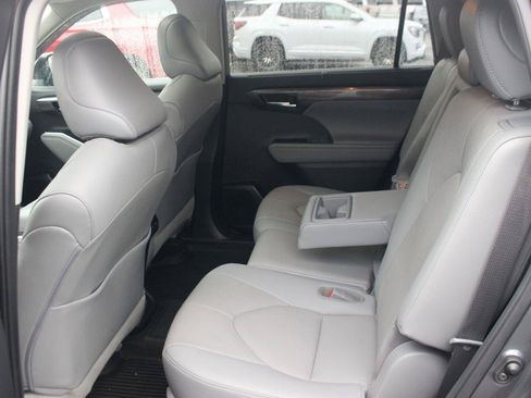 Used 2021 Toyota Highlander Limited AWD/4WD image 37