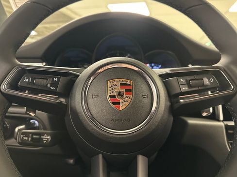 Certified 2025 Porsche Macan image 24