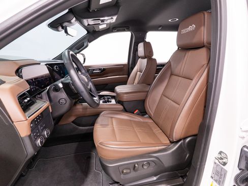 Used 2025 Chevrolet Tahoe High Country w/ LPO, Illumination Package AWD/4WD image 16