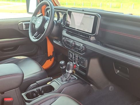 Used 2025 Jeep Wrangler Unlimited Rubicon AWD/4WD image 28