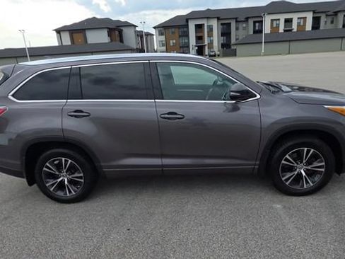 Used 2016 Toyota Highlander XLE AWD/4WD image 2