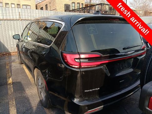 Used 2023 Chrysler Pacifica Touring-L image 4