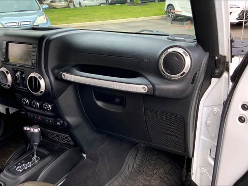 Used 2017 Jeep Wrangler Unlimited Sahara w/ Dual Top Group AWD/4WD image 19