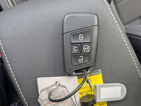 Used 2024 Volkswagen Taos SE image 32