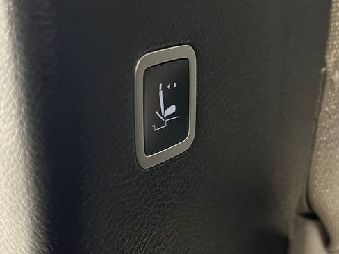 Used 2024 Chrysler Pacifica Touring-L image 17