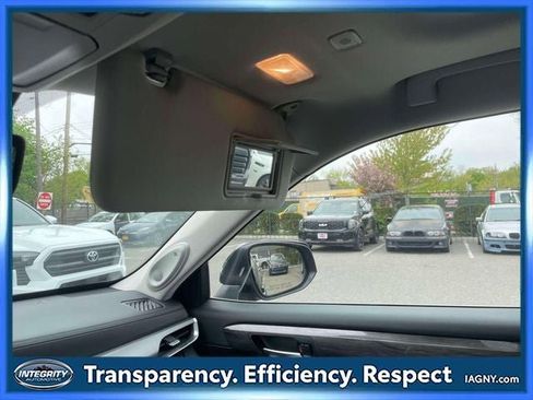 Used 2024 Toyota Highlander Platinum FWD image 34