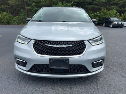Used 2024 Chrysler Pacifica Touring-L FWD image 2