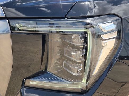 Used 2023 GMC Yukon XL AT4 w/ Technology Package AWD/4WD image 9