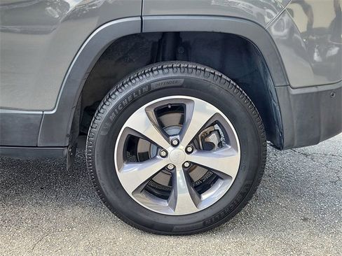 Used 2019 Jeep Cherokee Limited w/ Luxury Group image 32