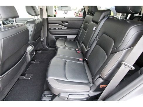 Used 2022 Nissan Pathfinder SL FWD image 7