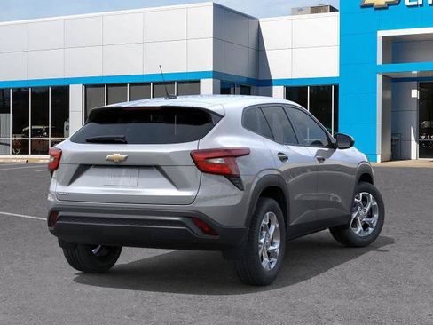 New 2026 Chevrolet Trax LS w/ LS Convenience Package FWD image 4