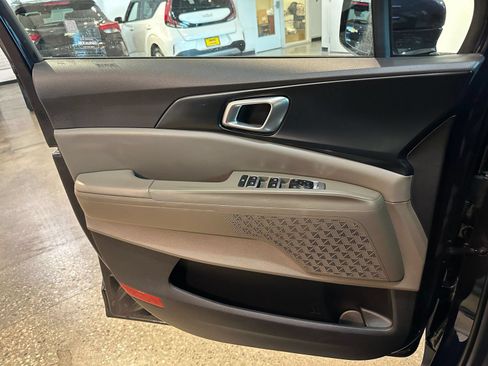 Used 2026 Kia Carnival FWD image 18