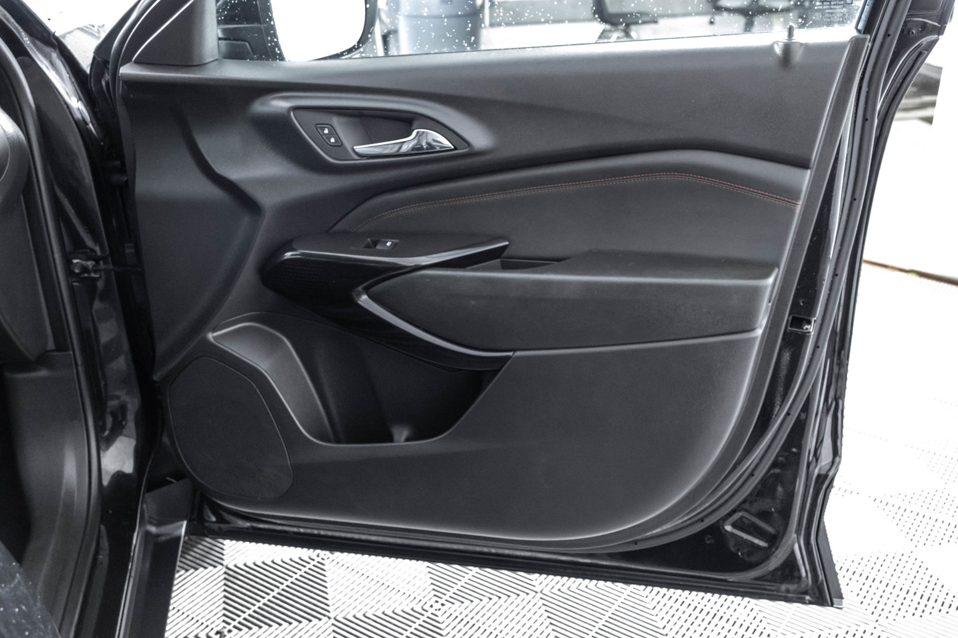 Used 2024 Chevrolet Trax RS w/ Sunroof Package FWD image 40