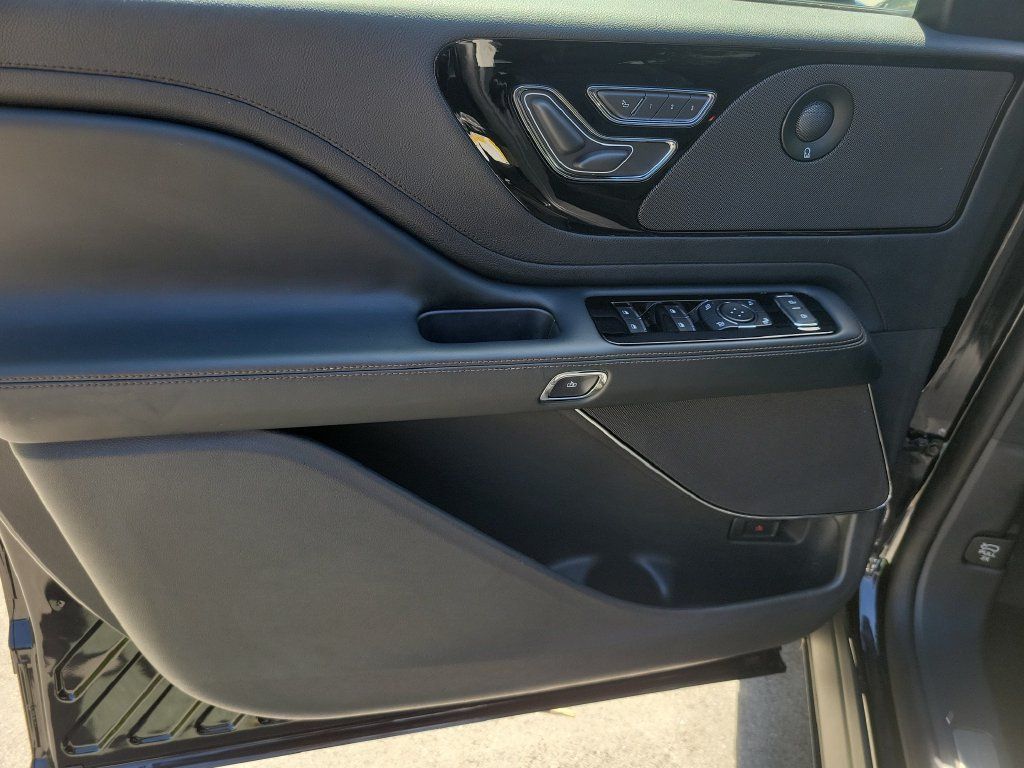 Used 2025 Lincoln Aviator Reserve w/ Jet Appearance Package RWD image 17