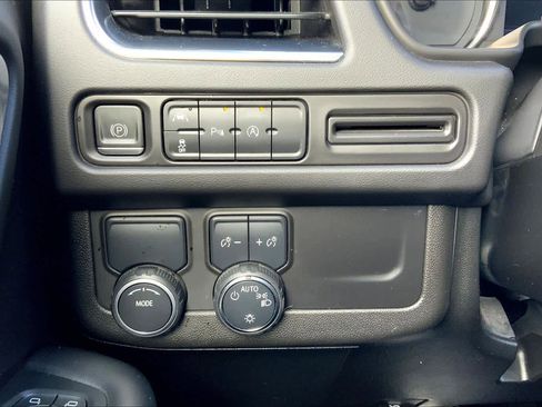 Used 2023 Chevrolet Suburban LS RWD image 33