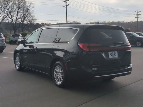 Used 2022 Chrysler Pacifica Touring-L image 11