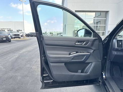 Used 2025 Nissan Pathfinder SL FWD image 9