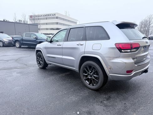 Used 2020 Jeep Grand Cherokee Altitude image 3