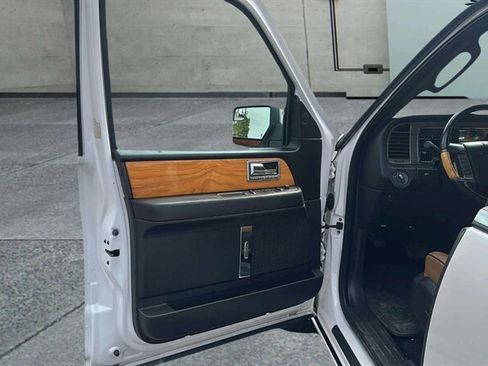 Used 2012 Lincoln Navigator 4WD image 19