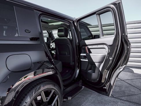 Used 2024 Land Rover Defender 110 SE image 37