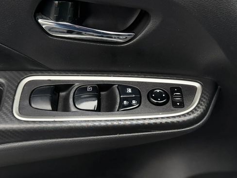 Used 2020 Nissan Versa SR FWD image 20