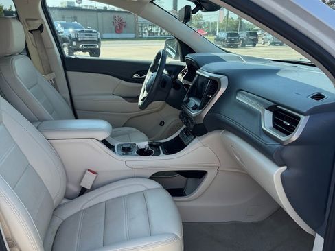 Used 2023 GMC Acadia Denali w/ Denali Technology Package image 9