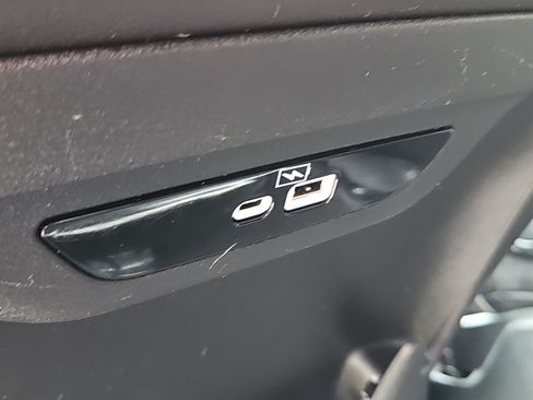 Used 2023 Chrysler Pacifica Limited w/ S Appearance Package FWD image 15