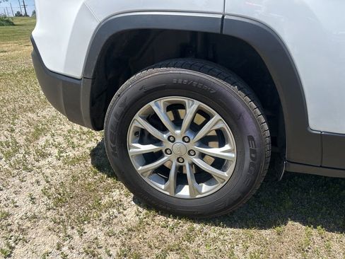 Used 2019 Jeep Cherokee Latitude w/ Cold Weather Group AWD/4WD image 9