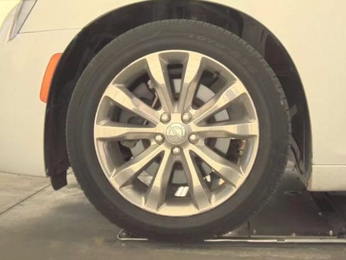 Used 2019 Chrysler 300 Limited AWD/4WD image 11